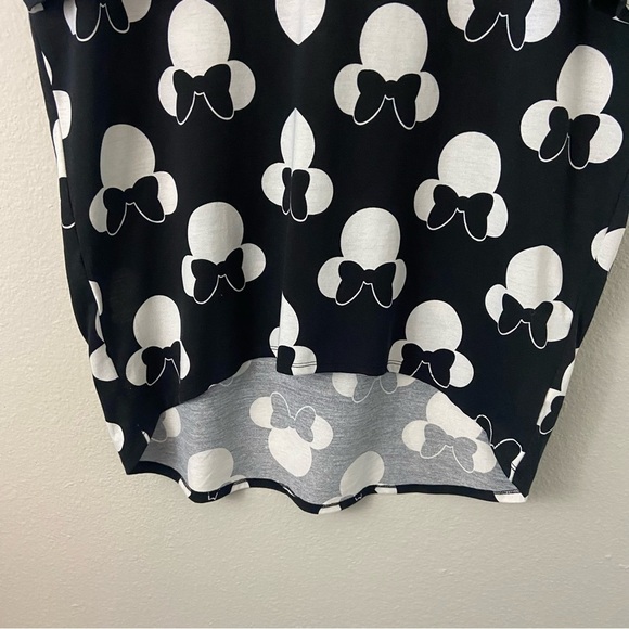 LuLaRoe Irma Disney Minnie Mouse Top Novelty Print Black White Sz S - Picture 3 of 7